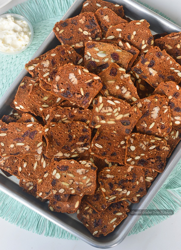 These pecan cranberry crackers are my homemade version of the famous Raincoast Crisps, but gluten-free, and so easy to make. Perfect for snacking, cheeseboards, or even gifting this holiday season!
simpleglutenfreekitchen.com/2025/11/gluten…