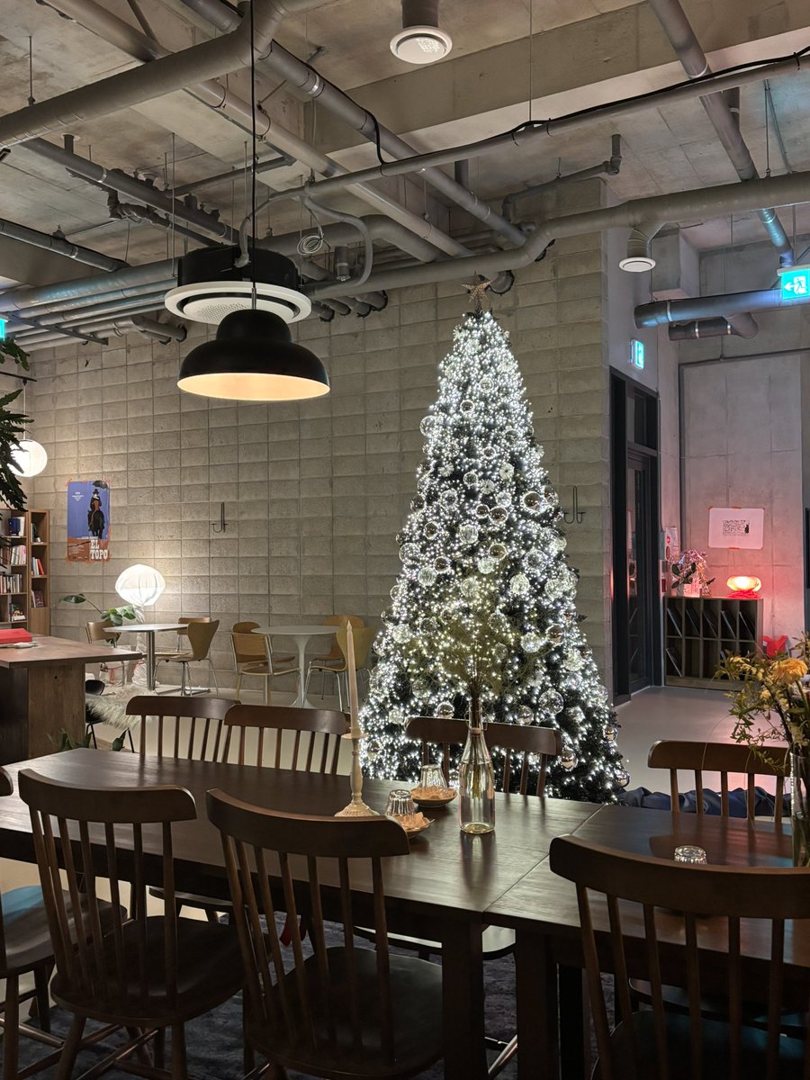 홍대 이씬🥦

홍대에 새로 생긴 비건옵션 양식집!
후무스와 각종 야채+버섯이 올라간 후무스비건피자 시켜봤어요
샐러드 하나랑 후무스피자만 비건이었어요
치즈 안들어간 비건피자 처음인데 맛있음.. 고소하고 중간중간 매콤한 맛이 남🥺
인테리어도 예뻐서 연말에 오기 좋을 듯!
#나의비거니즘일기