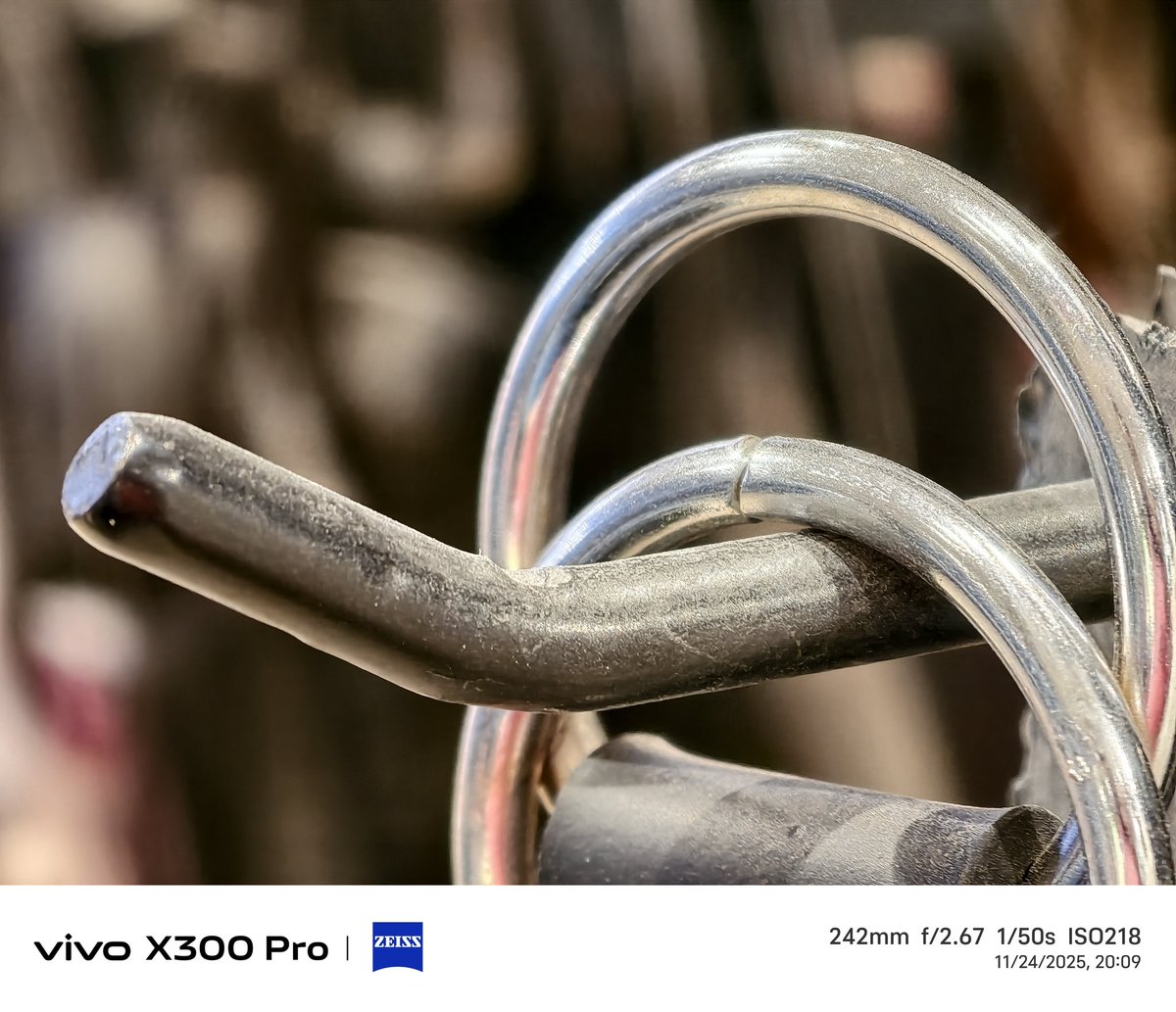 Trolling_isart's tweet image. 10x shot in NIGHT 😳
Meanwhile S25 Ultra &amp;amp; iPhone 17PM still doing potty art in low-light mode 💀
Got the X300 Pro and suddenly my ₹1.8L iPhone became a table decoration piece 😂📸