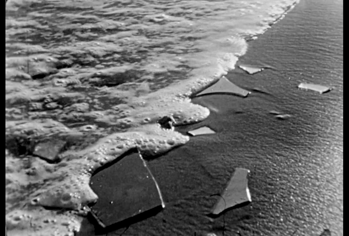 grindingthefilm's tweet image. Meshes of the Afternoon (Maya Deren and Alexander Hammid, 1943)