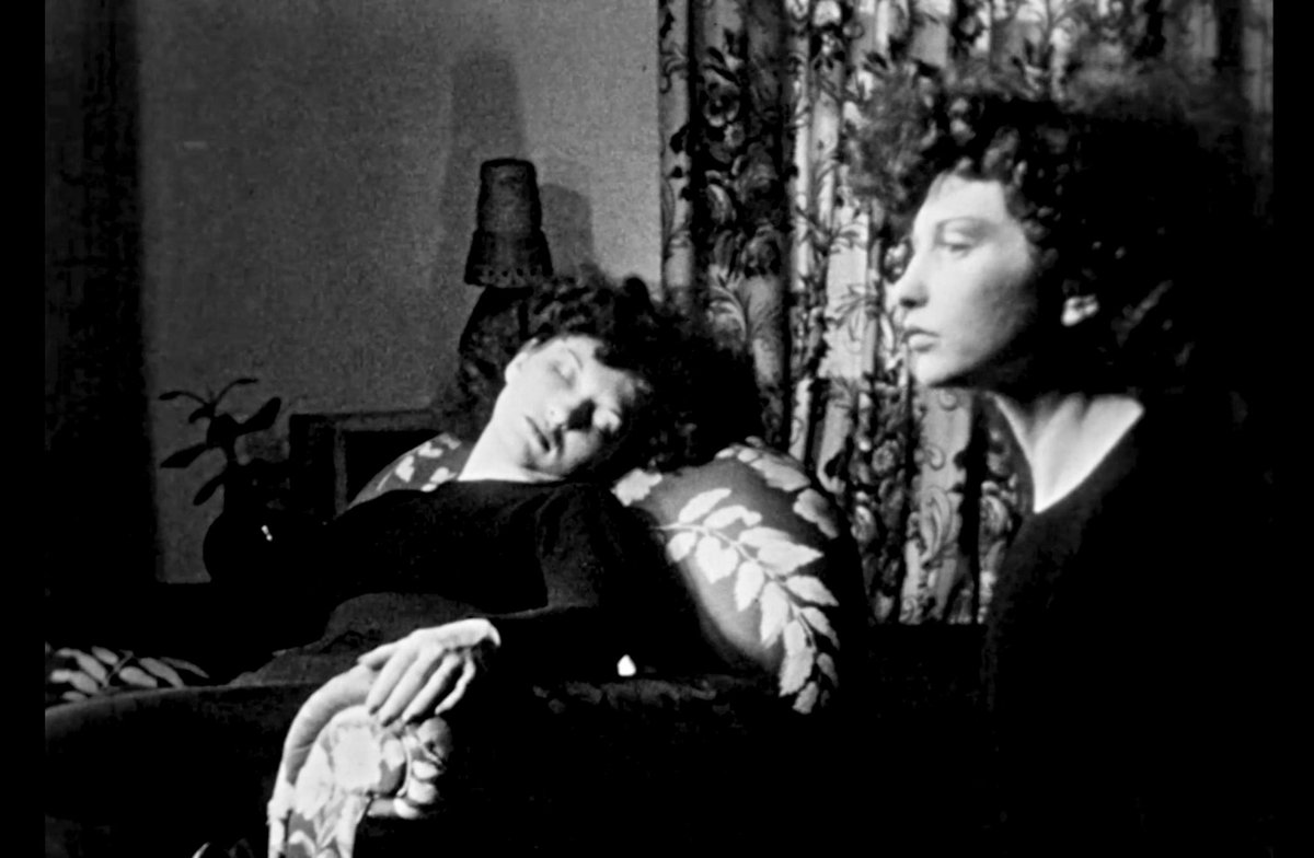 grindingthefilm's tweet image. Meshes of the Afternoon (Maya Deren and Alexander Hammid, 1943)