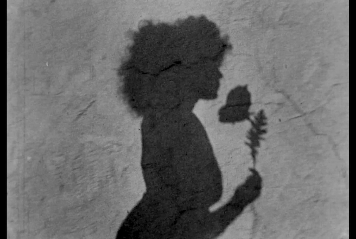grindingthefilm's tweet image. Meshes of the Afternoon (Maya Deren and Alexander Hammid, 1943)