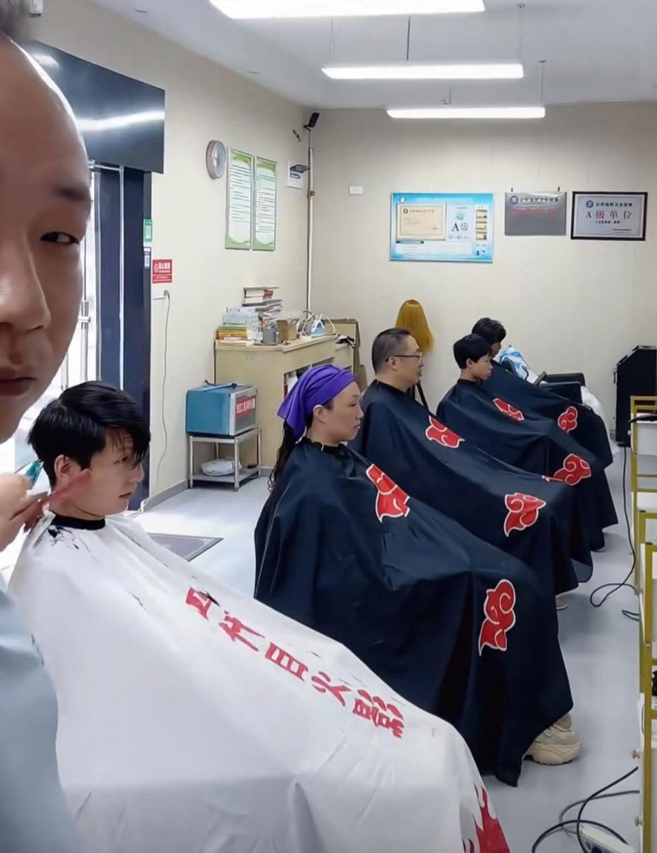 NarutoDaily_'s tweet image. This barber shop knows true PEAK