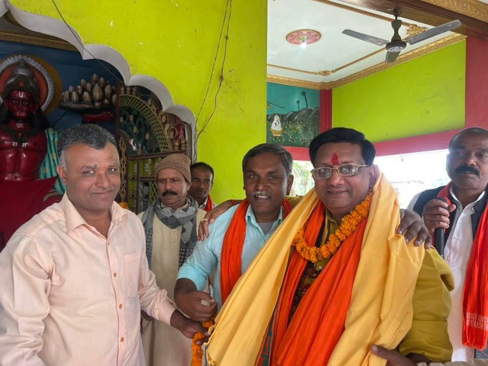 पहाड़पुर — बजरंगबली स्थान पर संवाद ✨

पहाड़पुर स्थित बजरंगबली स्थान पर हनुमान जी का आशीर्वाद लेकर ग्रामवासियों संग आत्मीय संवाद किया।
गाँव के सम्मानित बुजुर्गों, माताओं–बहनों और युवा साथियों ने मालाओं, अंगवस्त्र और अपार स्नेह के साथ स्वागत किया — यह प्रेम ही मेरी ताकत है।

आपके