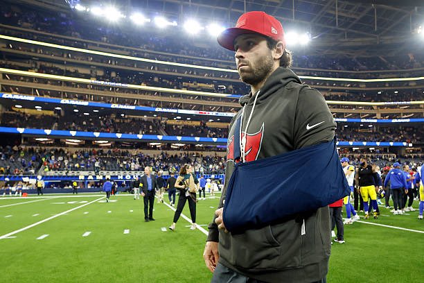 AdamSchefter's tweet image. Pre MRI, the Buccaneers believe Baker Mayfield suffered a sprained AC joint in his left shoulder, per sources. There was no fracture and no structural damage. One source said the Buccaneers “are not ruling out” Mayfield for Sunday’s game vs. the Cardinals. But today’s MRI will…