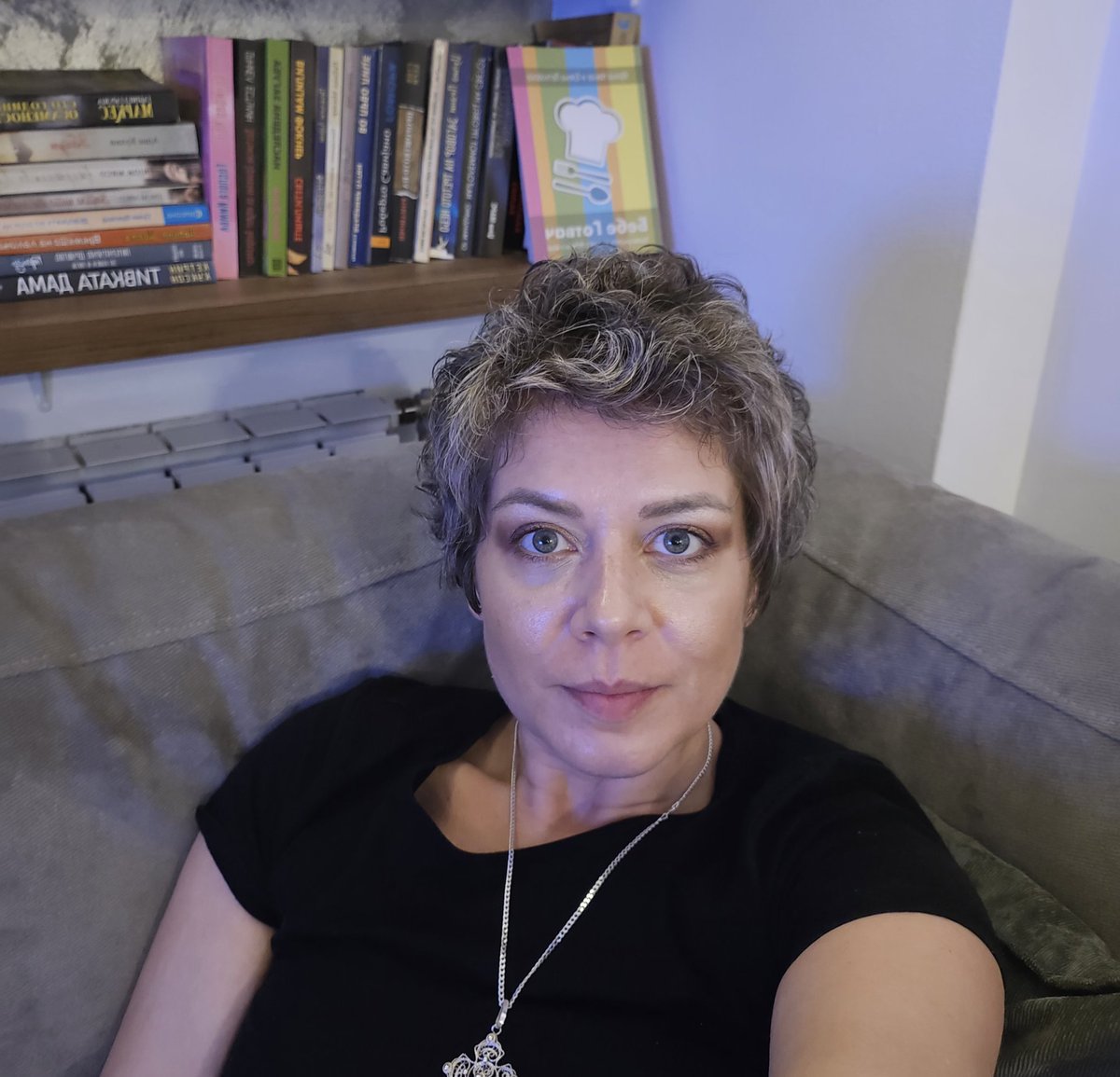 Абе кој има коса 🤣😂🤣
Една виткана и дива, малку обелена ❤️