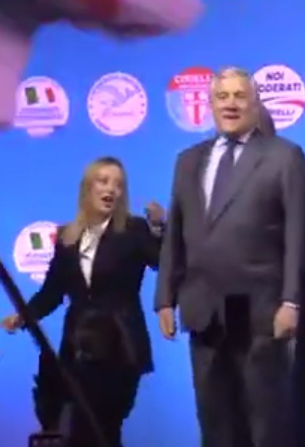 platanix1's tweet image. ..tra la valanga di elettori &quot;comunisti&quot; e la delusione dei quattro gatti che hanno votato Meloni &amp;amp; Co.. QUI NON SALTA PIÙ NESSUNO🤭..
Pazienza🤷🏻‍♂️..
#elezioniregionali2025 #Meloni😭 #Campania #Puglia #governoMeloni👋🏼👋🏼👋🏼