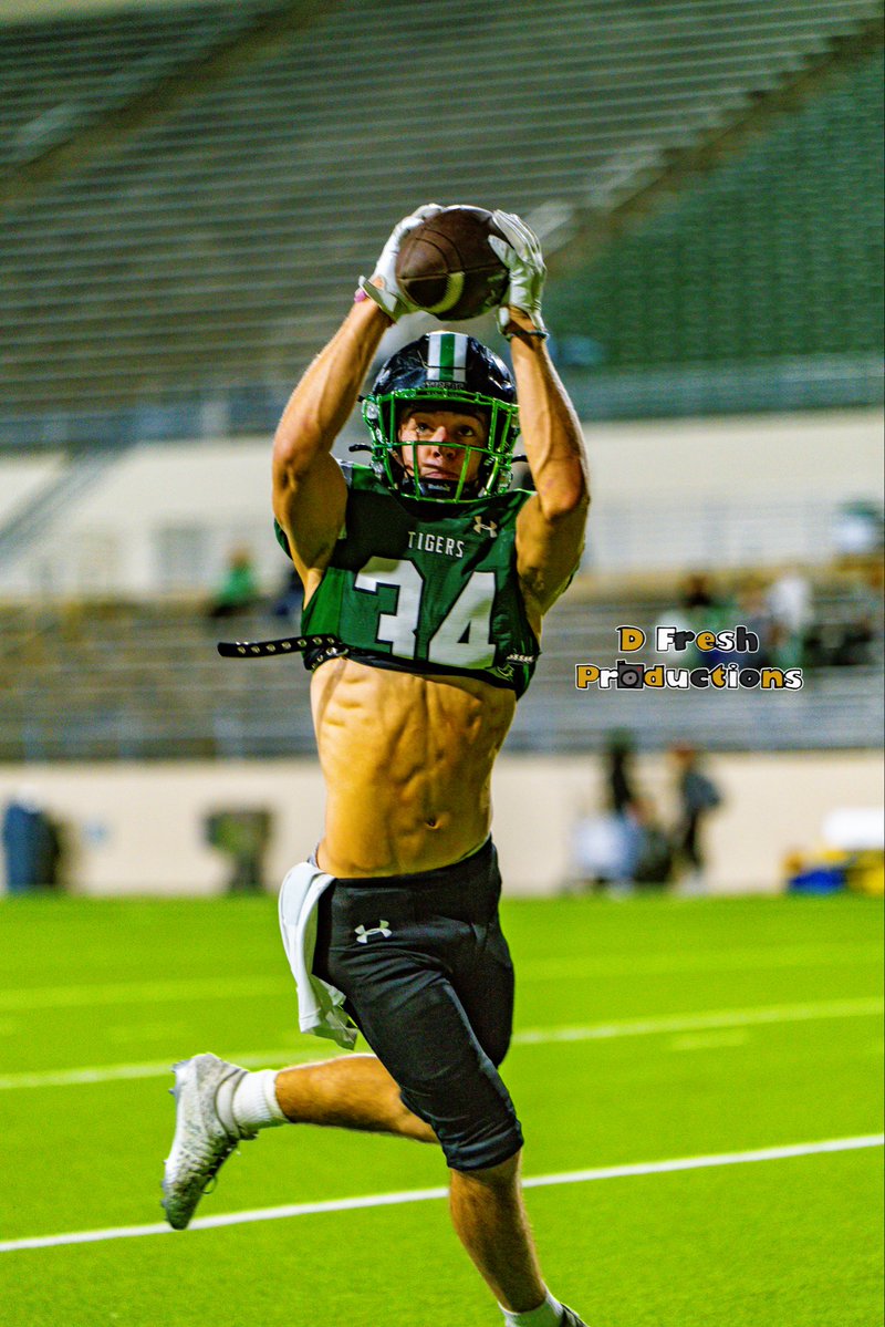 DFreshProdX's tweet image. One of the craziest pictures I’ve gotten of a high school player @Jacob_walker34 I’m truly interested if you have ever eaten a carbohydrate in your life!
Blue Ridge beat Jacksboro 48-41 Friday night, and Jacob had a few clutch TD’s