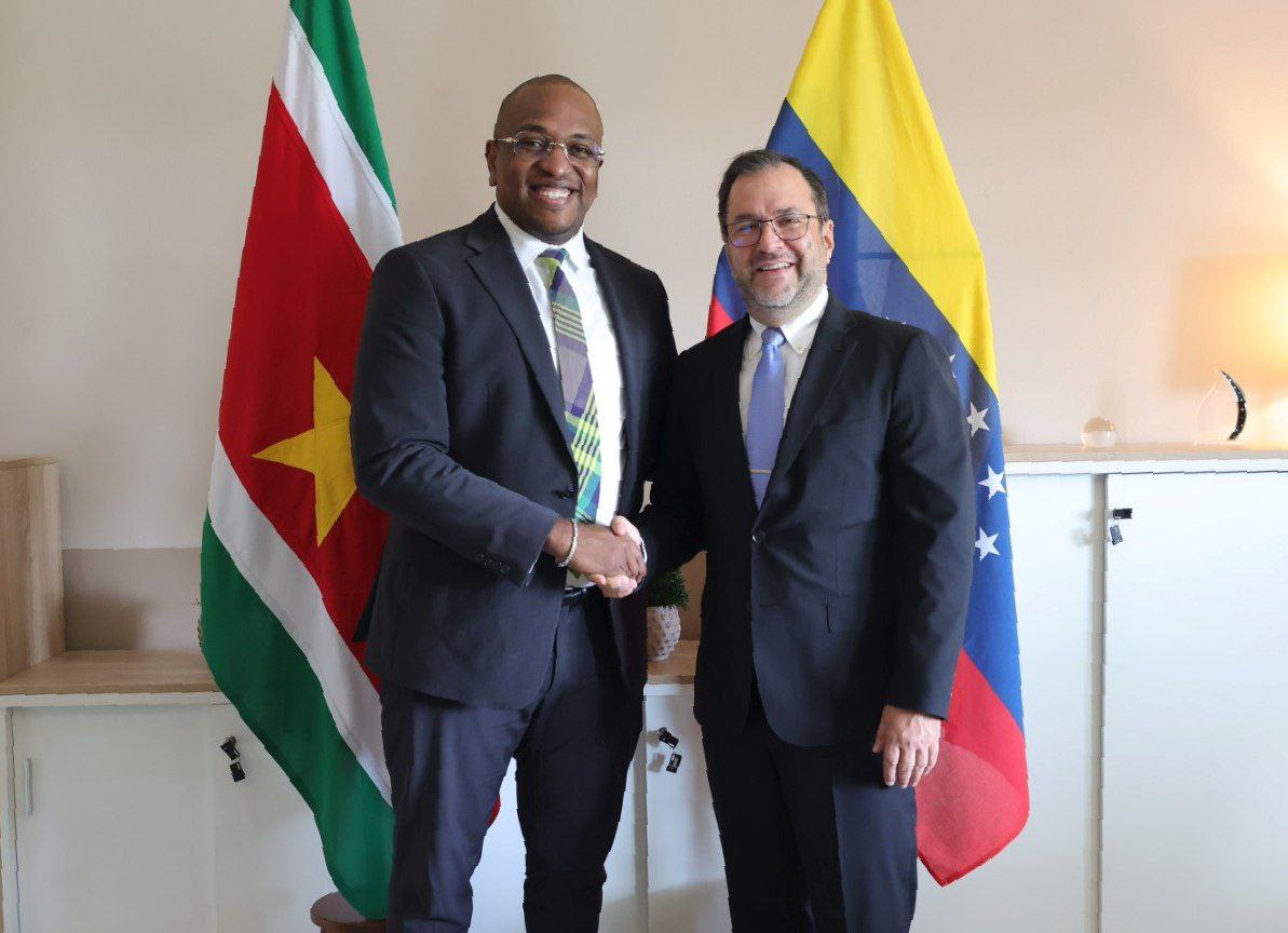 geminismg's tweet image. #24Nov

🤝 #Venezuela y Suriname fortalecen lazos diplomáticos  

En el marco del 50 aniversario de la independencia de #Suriname, se celebró una reunión con su presidenta Jennifer Geerlings-Simons, reafirmando el compromiso bilateral y preparando la próxima comisión mixta en…