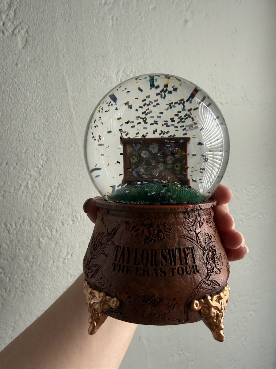 so_high_school_'s tweet image. i LOVE my snowglobe! ❤️ @taylornation13 #Swiftmas