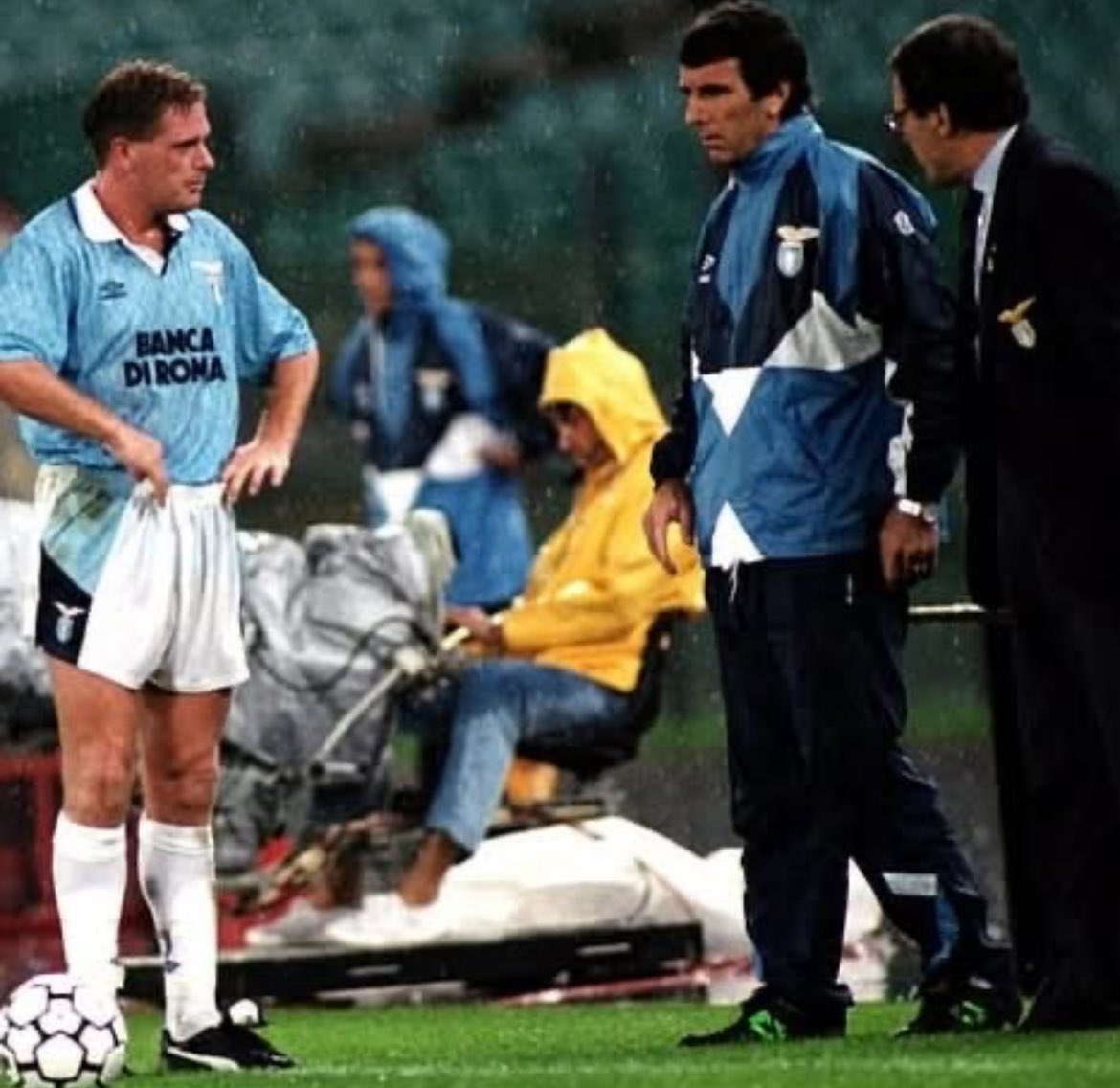 Frenkie_Woody's tweet image. &quot;Gascoigne, una volta, nonostante io avessi cercato di dissuaderlo, se ne andò dal ritiro la sera del sabato perché era arrivata la sua fidanzata. 
Il giorno dopo, il giorno della partita, ero a pranzo con una parte del mio staff e me lo vidi piombare completamente nudo al…