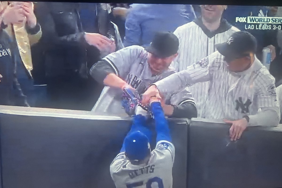 Wild to pay top dollar to sit this close then do some shit like this to get ya self tossed.