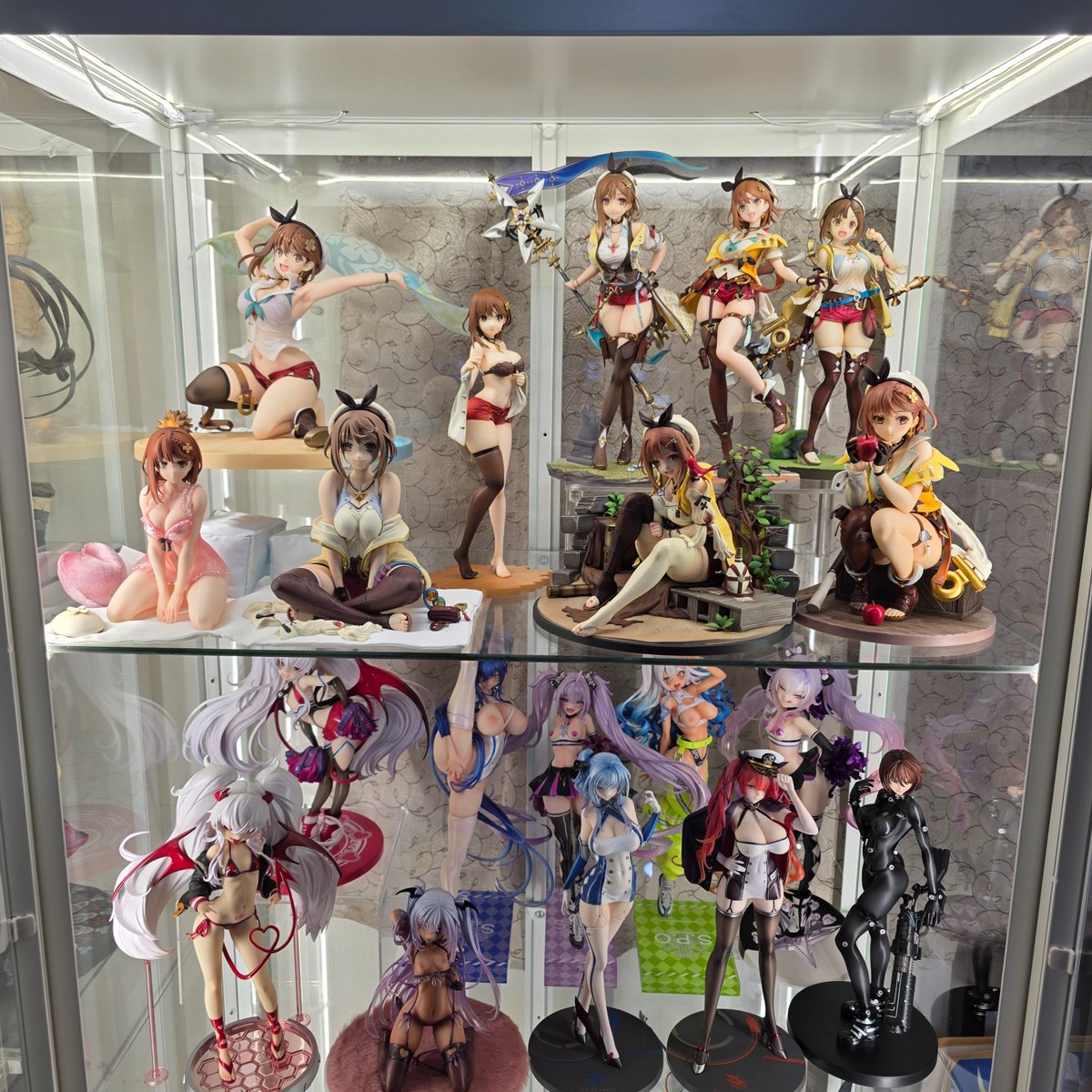 一個多月都在開箱模型山，塞滿兩個玻璃櫃，週末就開了這堆😅