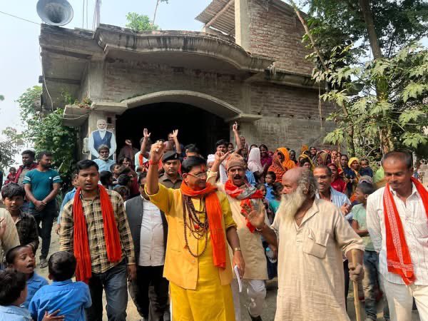 रायपुर पंचायत अंतर्गत तेलढ़िया ग्राम में ग्रामवासियों के बीच पहुँचकर चुनाव में दिए गए समर्थन के लिए हृदय से आभार प्रकट किया।
गाँव के लोगों ने बड़ी आत्मीयता से फूल-मालाएँ, अंगवस्त्र और ढेर सारा प्रेम देकर स्वागत किया — यह सम्मान जीवन भर याद रहेगा।

गाँव की गलियों, चौपालों और घर–घर