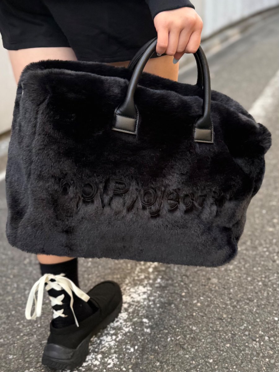 vertical_garage's tweet image. 【*p(R)ojectR®】
2025 FALL/WINTER COLLECTION DELIVERY 02 

■ITEM LINE-UP
Logo EMB 2way Fake Fur Bag
PRICE:￥16,500
COLOR：Black
SIZE：Free

【ONLINE】
verticalgarage.jp/item/detail/1_…

#THERAMPAGE 
#projectr
@therampagefext 
@projectr___