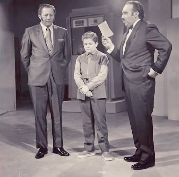 Cuauhtemoc_1521's tweet photo. #Pregunta para mis seguidores
Sabes quién es este niño que participó en el programa del “Gran Premio de los 64,000” dirigido por Pedro Ferriz? El niño, quién cobrarías relevancia como adulto, participó en una seria de preguntas sobre el fútbol mexicano y la Copa del Mundo de 1970. Sabes de quién se trata? #participa