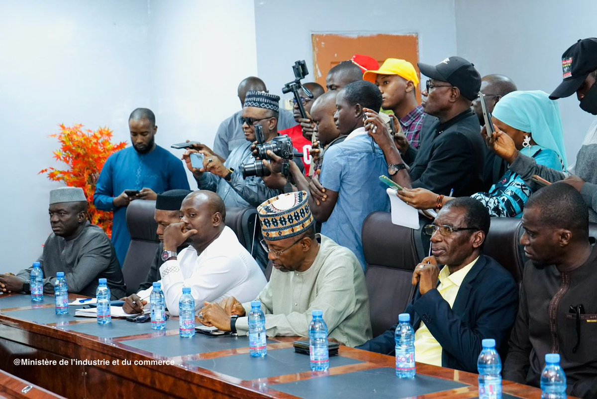 | MIC | 24.11.2025 | Visite de terrain au Bureau des produits pétroliers 

𝐋𝐞 𝐌𝐢𝐧𝐢𝐬𝐭𝐫𝐞 𝐝𝐞 𝐥’𝐈𝐧𝐝𝐮𝐬𝐭𝐫𝐢𝐞 𝐞𝐭 𝐝𝐮 𝐂𝐨𝐦𝐦𝐞𝐫𝐜𝐞 𝐞𝐱𝐢𝐠𝐞 𝐥’𝐚𝐩𝐩𝐫𝐨𝐯𝐢𝐬𝐢𝐨𝐧𝐧𝐞𝐦𝐞𝐧𝐭 𝐭𝐨𝐭𝐚𝐥 𝐝𝐞𝐬 𝐬𝐭𝐚𝐭𝐢𝐨𝐧𝐬 𝐬𝐚𝐧𝐬 𝐝é𝐥𝐚𝐢 ! 

Le Ministre de