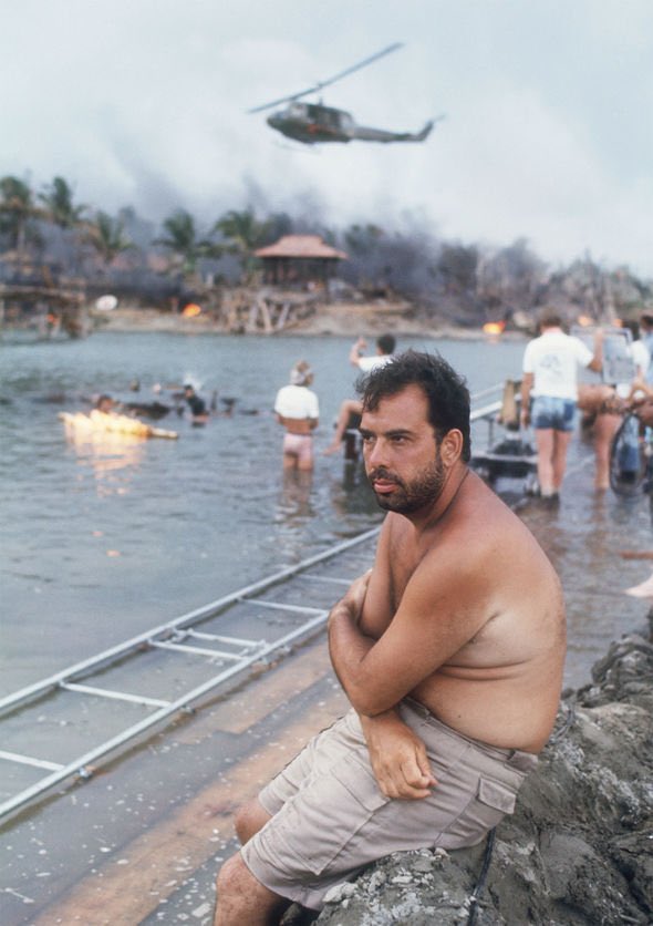 sufriendo uno de los grandes retos del destino de un hombre: acompañar a tu vieja a ver ropa mientras das vueltas por el local con infinito dolor de piernas