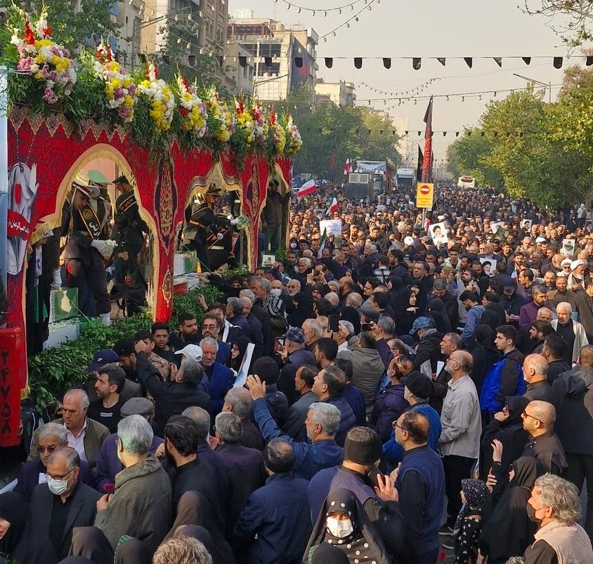 خوش آمدی شهید سرافرازم !
خوشا به سعادتت !
اگر مادر و پدری نیست که برایت عزاداری کند ،
خوشبختی که فاطمه  (س) برایت سنگ تمام خواهد گذاشت !
او خریدار همه ی گمنام‌هاست و هنوزهم در پس قرن‌ها ، برای فرزندان صالحش مادری میکند .
#خیمه_مادری
#فرزندان_مادر