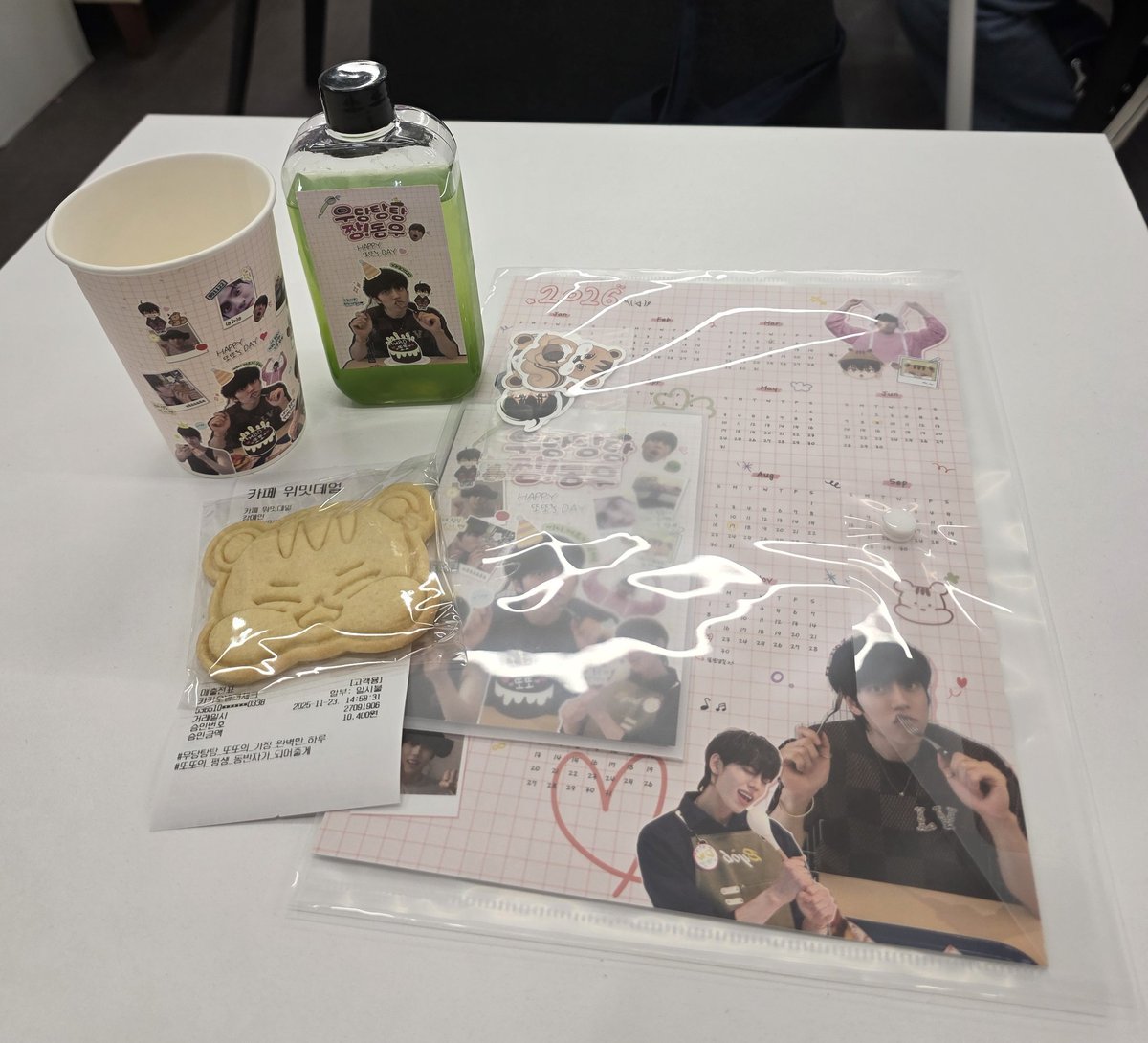 kimhw0409's tweet photo. 마지막날 다녀온 위밋데얼 카페
생일 당일에 가려다가 시간 안맞아서 마지막날 갔다왔는데 카페 안에 꾸며진거 너무 이뻤고
꾸미느라 고생많이 하셨을거같아요☺️
특전도 이쁘고 쿠키도 귀엽고 다 너무 이뻐요💚
#우당탕탕_또또의_가장_완벽한_하루
#또또의_평생_동반자가_되어줄게 https://t.co/AeksjCauQv