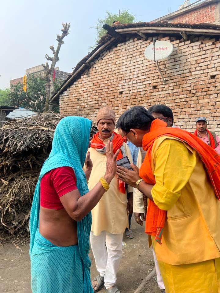 आज आशाटोल ग्राम में ग्रामवासियों से मुलाकात कर चुनाव में दिए गए समर्थन और विश्वास के लिए हृदय से धन्यवाद दिया।
गाँववालों ने प्रेमपूर्वक माला, पुष्प, अंगवस्त्र और आत्मीय आशीर्वाद दिया — यह सम्मान मेरे लिए किसी अमूल्य धरोहर से कम नहीं।

पूरे आशाटोल में घर–घर जाकर जनसंपर्क किया, और