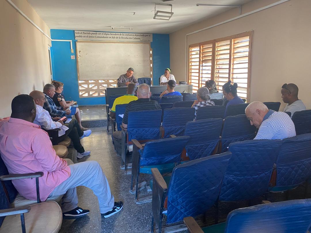 Director_de_Com's tweet image. Se realiza consejo de dirección con especialistas y directores de UEB analizando diferentes puntos como es la circulación mercantil de las UEB
#Comercio
#PinardelRío