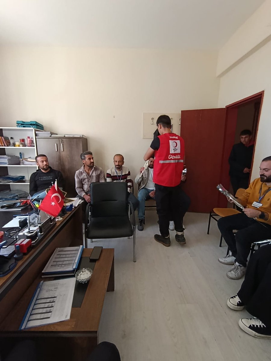 Bir harfi öğretenin, bir kapı açtığını; bir cümle kurduranın, bir dünya kurduğunu biliyoruz. Sizler, geleceğimizi şekillendiren görünmez kahramanlarsınız.Bugün size minnetle “İyi ki varsınız” diyoruz.Emeğiniz, çabanız ve kalbinizin sıcaklığı için sonsuz teşekkürler.