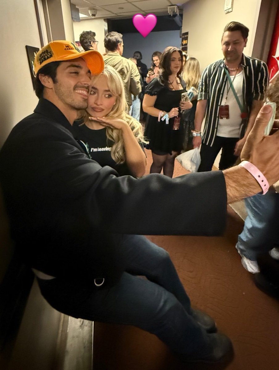 this picture still kills me like the way taylor is literally folded in half to get down to sabrina’s height