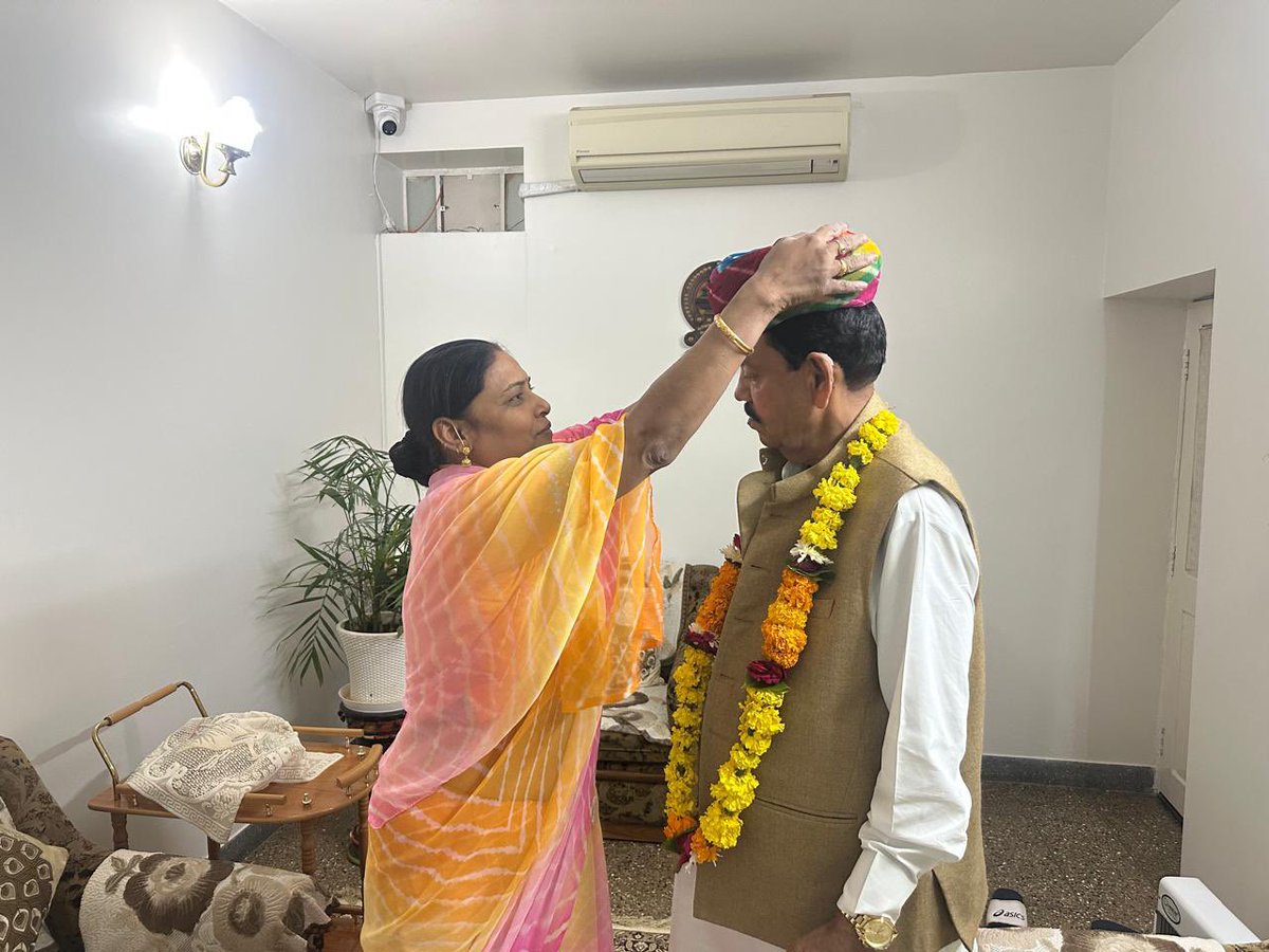 Rajendrainc's tweet image. श्रीमती गीता जी बड़बड़ विधायक (कांग्रेस) भोपालगढ को कांग्रेस नेतृत्व द्वारा अध्यक्ष,जिला कांग्रेस कमेटी देहात जोधपुर नियुक्त करने पर पेरे निवास स्थान पर आने पर मुँह मीठा कराया व उज्जवल कार्यकाल की शुभकामनाएँ दी एवं पूर्ण सहयोग का विश्वास दिलाया 🇮🇳🙏@SachinPilot