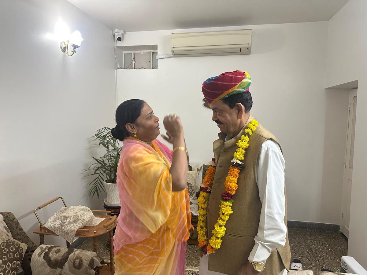Rajendrainc's tweet image. श्रीमती गीता जी बड़बड़ विधायक (कांग्रेस) भोपालगढ को कांग्रेस नेतृत्व द्वारा अध्यक्ष,जिला कांग्रेस कमेटी देहात जोधपुर नियुक्त करने पर पेरे निवास स्थान पर आने पर मुँह मीठा कराया व उज्जवल कार्यकाल की शुभकामनाएँ दी एवं पूर्ण सहयोग का विश्वास दिलाया 🇮🇳🙏@SachinPilot