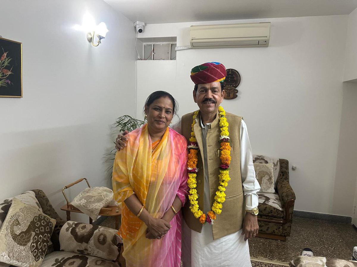 Rajendrainc's tweet image. श्रीमती गीता जी बड़बड़ विधायक (कांग्रेस) भोपालगढ को कांग्रेस नेतृत्व द्वारा अध्यक्ष,जिला कांग्रेस कमेटी देहात जोधपुर नियुक्त करने पर पेरे निवास स्थान पर आने पर मुँह मीठा कराया व उज्जवल कार्यकाल की शुभकामनाएँ दी एवं पूर्ण सहयोग का विश्वास दिलाया 🇮🇳🙏@SachinPilot