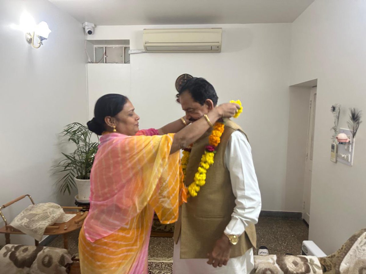 Rajendrainc's tweet image. श्रीमती गीता जी बड़बड़ विधायक (कांग्रेस) भोपालगढ को कांग्रेस नेतृत्व द्वारा अध्यक्ष,जिला कांग्रेस कमेटी देहात जोधपुर नियुक्त करने पर पेरे निवास स्थान पर आने पर मुँह मीठा कराया व उज्जवल कार्यकाल की शुभकामनाएँ दी एवं पूर्ण सहयोग का विश्वास दिलाया 🇮🇳🙏@SachinPilot