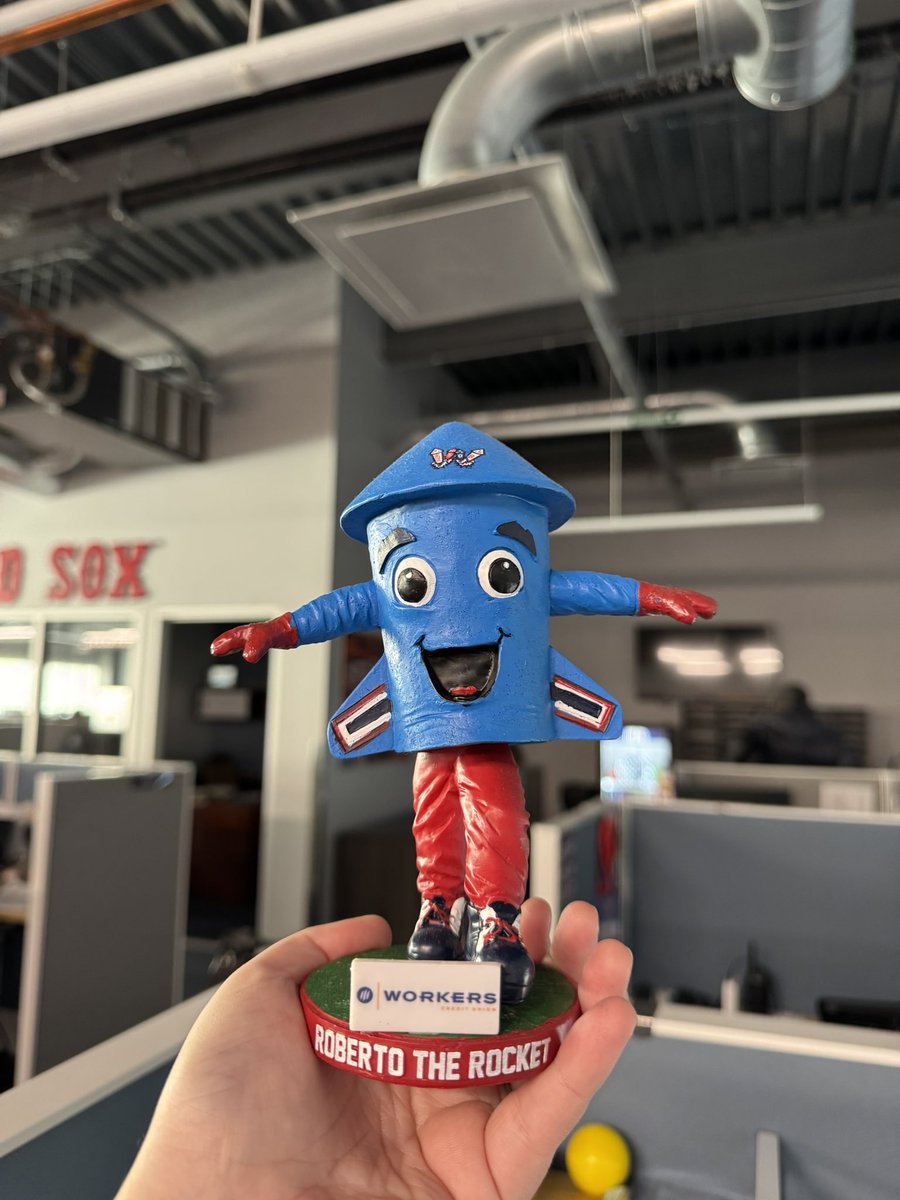 WooSox's tweet image. Roberto is looking for a new home! Who would like a Roberto the Rocket bobblehead?! 🎁 #WooSoxWishList 

RT for a chance to win!