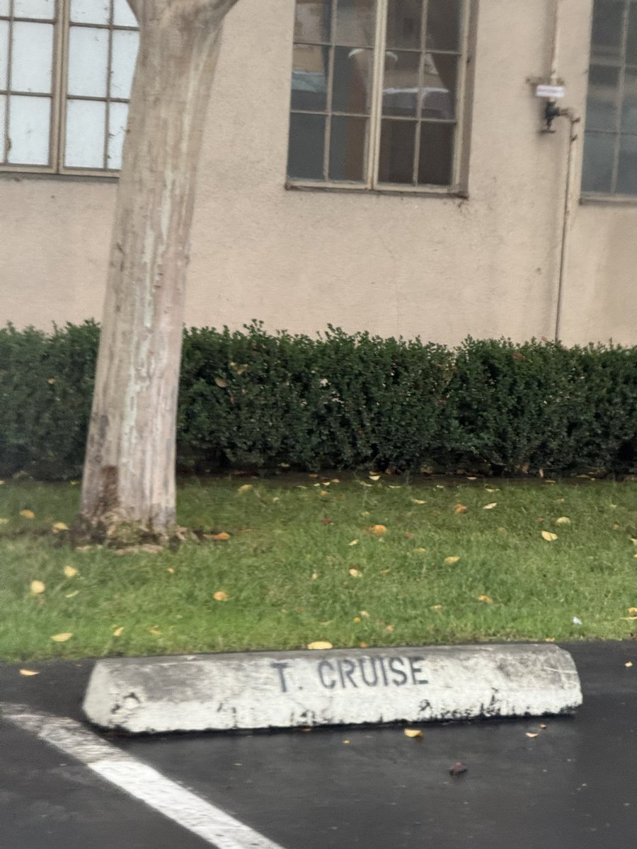Fun Fact: Tom Cruise tiene un espacio de estacionamiento especial en los estudios Warner Bros. en Burbank. 

En 2024, Cruise firmó un acuerdo de colaboración con el estudio. En 2026 estrenarán su primera película juntos, dirigida por Alejandro G. Iñárritu.