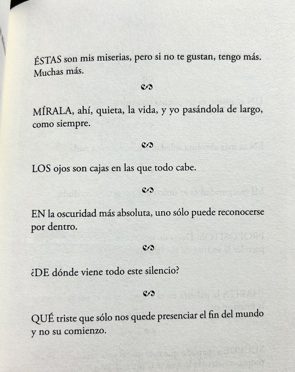 Este año he leído más libros de #aforismos (y textos breves en general) que nunca. Uno de ellos es ESPLENDORES MÍNIMOS (La Isla de Siltolá), de Carlos G. Munté, con páginas tan sugestivas como esta.