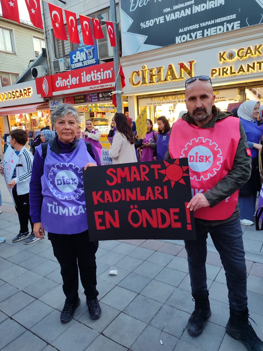 Disk_tumkais's tweet image. Emekçi kadınların en önde olduğu hiç bir mücadeleyi kaybetmedik ve Smart Solar emekçisi de kazanacak. 👊
İşçi sınıfının gücü, birliğinden gelir. Birlik dayanışmayla güçlendikçe zafer direnenlerindir. 
#Smartsolar
#Grev