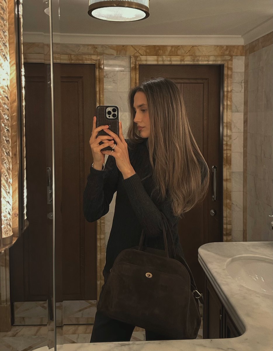 ElenaInspireBr's tweet image. Elegance comes from confidence, and dressing starts from the heart. ✨ #ConfidentWomen #SimpleStyle #MirrorView #ElegantDressing