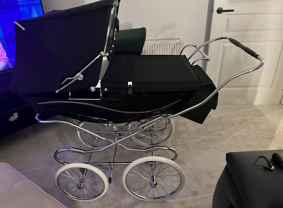 humphriezz's tweet image. My mum invited me over to dinner to surprise me with a vintage pram she bought and had renovated for my first child.
I’m not pregnant, 
I don’t have a husband 
or a boyfriend 
or even a stranger to have unprotected sex with