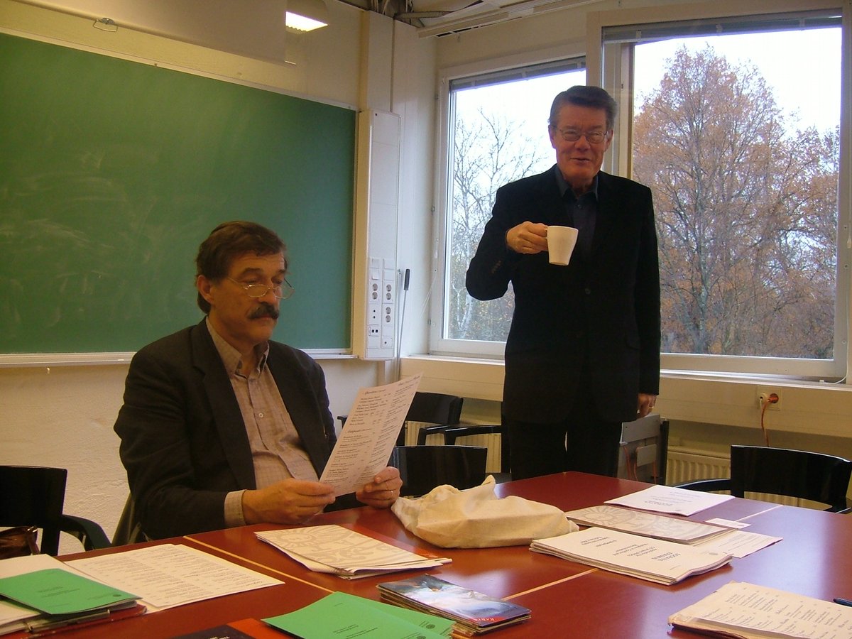 Doktora Hocam Prof. Dr. Lars Johanson 24 Kasım 2025 tarihinde vefat etmiştir. 
Türkolojinin uluslararası saygınlığı en yüksek akademisyeni idi. Türkçeden hareketle geliştirdiği teorilerle dilbilime de önemli katkıları olmuştur.