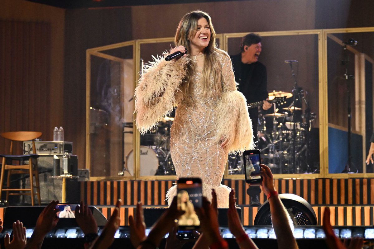 WATmusic_'s tweet photo. Kelly Clarkson becomes the FIRST @AmericanIdol winner to have a song with over 1 BILLION streams on Spotify. https://t.co/8yjFT4qbjD