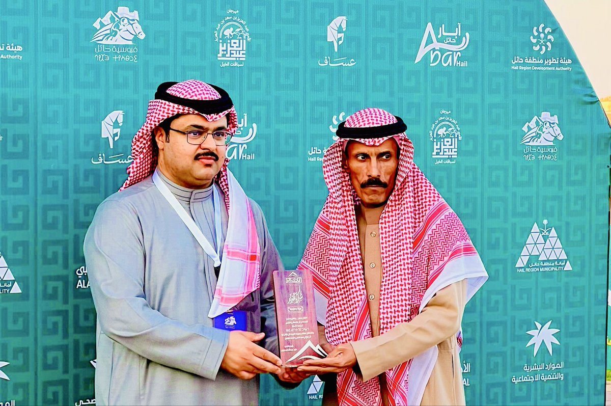 Athr_Club's tweet image. قدّم رئيس نادي اثر لاستكشاف الحضارات والاثار وعضو مجلس إدارة ميدان #فروسية_حائل 
درعًا تكريميًا لسعادة مدير عام  الميدان الأستاذ بندر التبيناوي في افتتاح مهرجان سمو أمير منطقة حائل، تقديرًا لجهوده في تطوير الميدان
