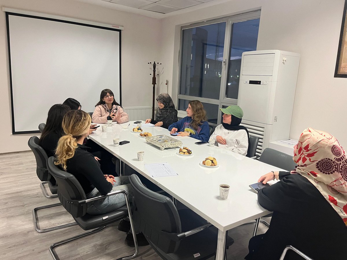 📍 Şems-i Tebrizi Yurdu

​Geleceğin mimarları olan Eğitim Fakültesi son sınıf öğrencilerimizin Öğretmenler Günü'nü kutladık. 🧑‍🏫
​Onlara hatıra olarak küçük anahtarlıklar 🗝️ hediye ettik. Meslek hayatlarında şimdiden başarılar diliyoruz. 🌸
​<a href="/OA_BAK/">Dr. Osman Aşkın Bak</a> <a href="/gencliksporbak/">Gençlik ve Spor Bakanlığı 🇹🇷</a> <a href="/GSB_KYGM/">Kredi ve Yurtlar Genel Müdürlüğü</a>