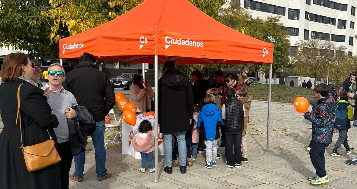🧡Ayer la mesa solidaria de Cs fue un éxito: logramos recoger gran cantidad de alimentos para el Banco de Alimentos gracias a la solidaridad de vecinos y voluntarios

🍊Cs sigue comprometido con apoyar a quienes más lo necesitan. Seguimos haciendo política útil