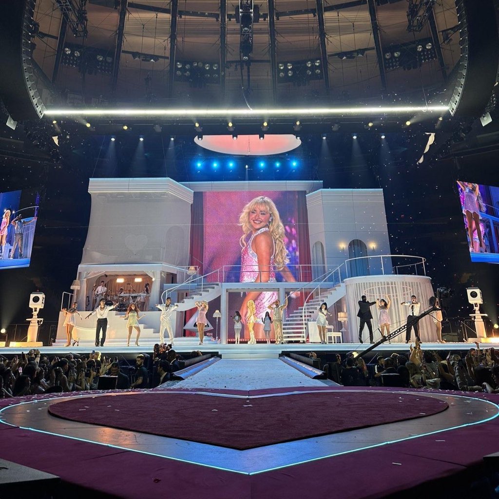 MQNALlSA's tweet image. the most iconic stage design of all time and i’m so serious