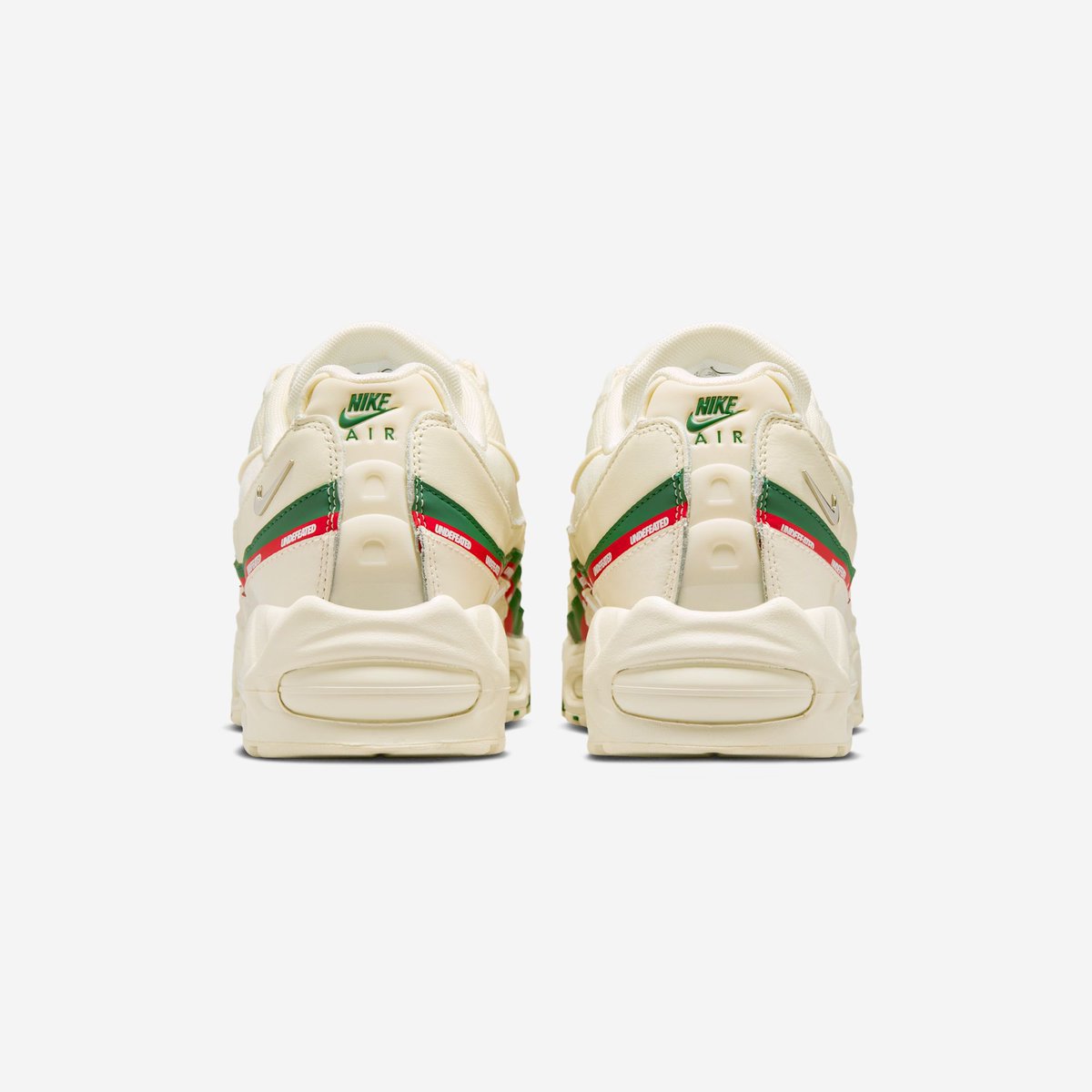 Sneakerologue's tweet image. Images officielles de la Undefeated x Nike Air Max 95 “Sail” 🍦

📅: sortie prévue pour bientôt 

💶: 200€