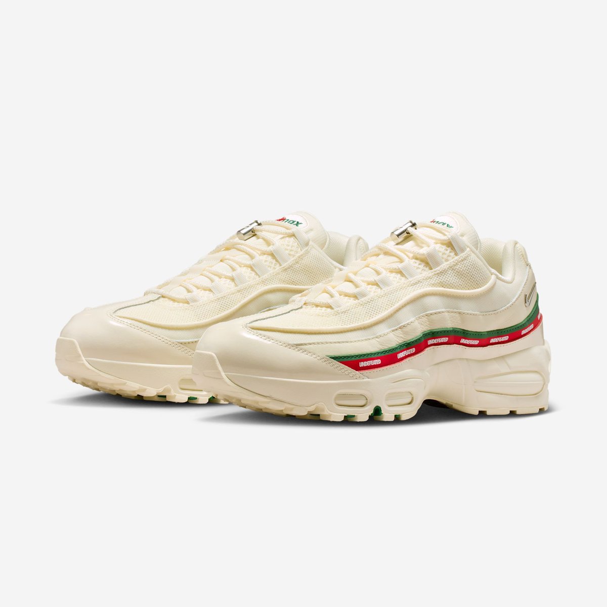 Sneakerologue's tweet image. Images officielles de la Undefeated x Nike Air Max 95 “Sail” 🍦

📅: sortie prévue pour bientôt 

💶: 200€