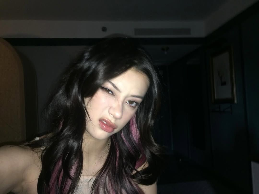 meifeed's tweet image. i love when she hits that 👉🏼😒