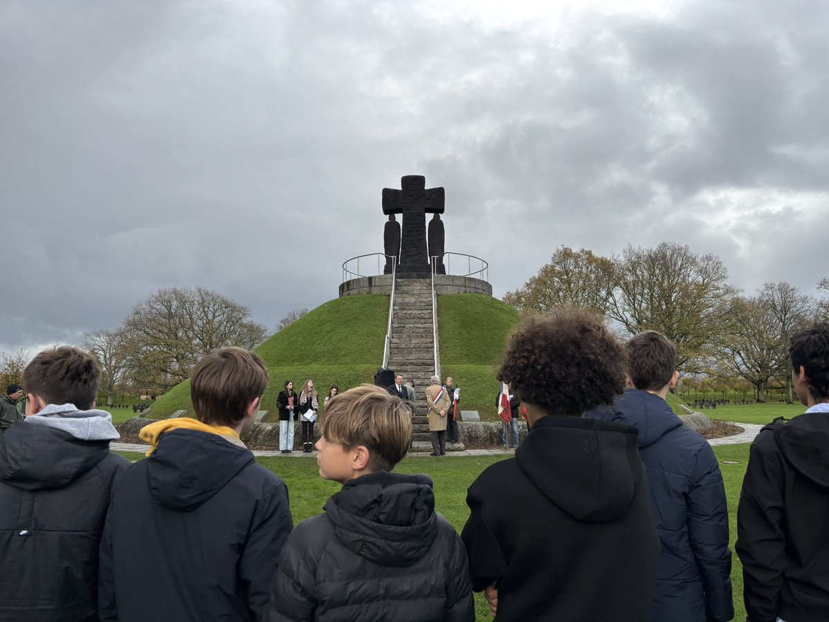 ErasmusFerronay's tweet photo. Des élèves de Troisième du collège Le Ferronay ont participé à une cérémonie relative à la plantation d’un tilleul au cimetière militaire allemand de La Cambe. #devoirdemémoire @Volksbund @Drareicnormande @dsden50 @VilleCherbourg https://t.co/zwv43SAytN
