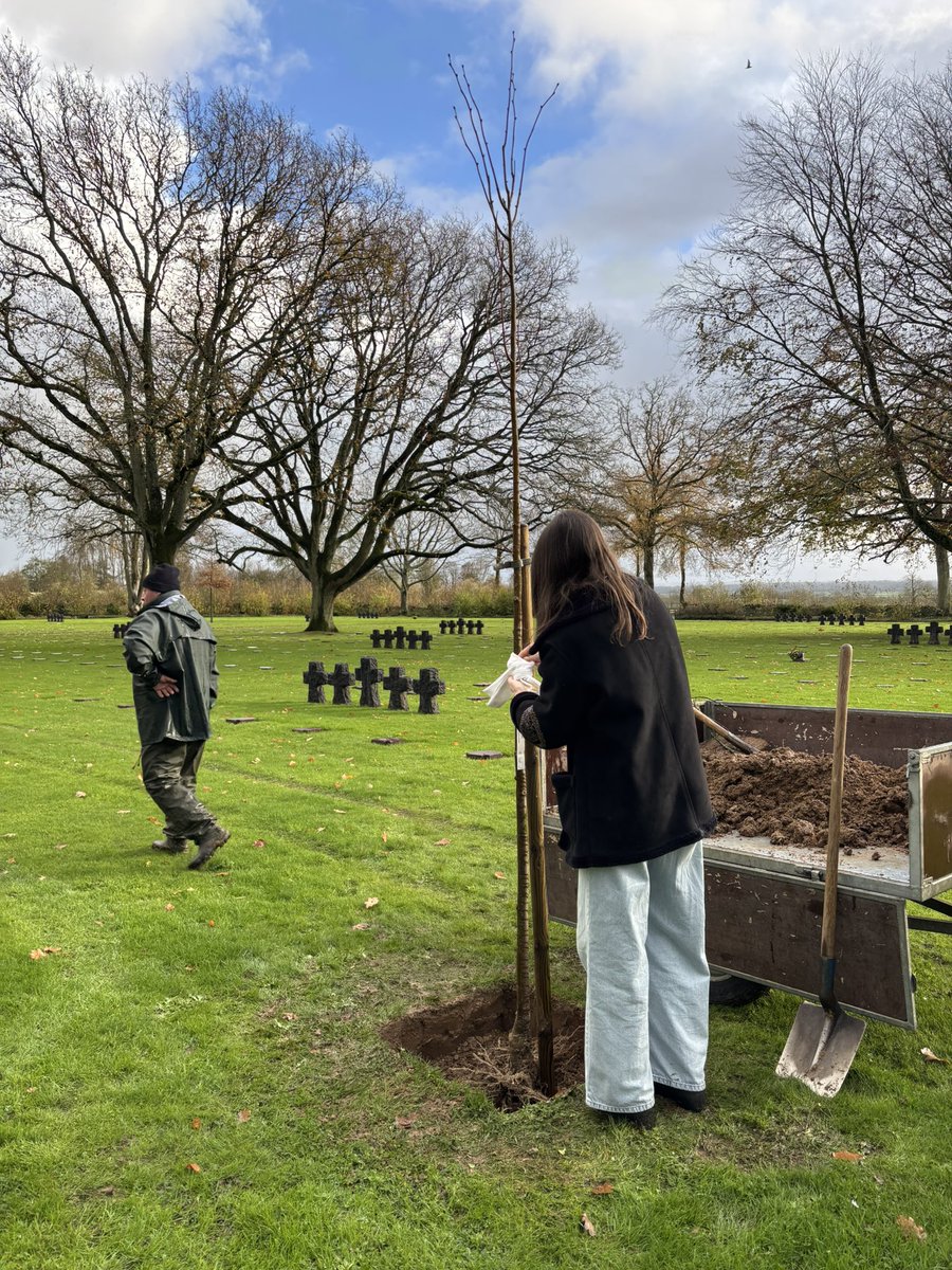 Des élèves de Troisième du collège Le Ferronay ont participé à une cérémonie relative à la plantation d’un tilleul au cimetière militaire allemand de La Cambe. #devoirdemémoire <a href="/Volksbund/">Volksbund</a> <a href="/Drareicnormande/">DRAREIC Normandie</a> <a href="/dsden50/">DSDEN 50</a> <a href="/VilleCherbourg/">Ville de Cherbourg-en-Cotentin</a>