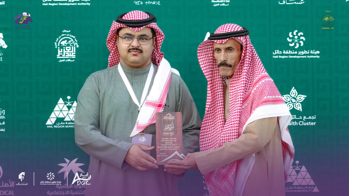 frusiyahail's tweet image. درع تكريمي مقدم لمدير عام #فروسية_حائل  
أ. بندر التبيناوي من عضو مجلس إدارة الميدان ورئيس #نادي_اثر أ. عايد عبدالله الدحيلان، تقديراً لجهود الميدان في دعم وتعزيز هذا الموروث الأصيل بالمنطقة